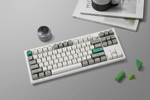 Классическая TKL (80%) механическая клавиатура Keychron Q3 Max - 3 типа подключения, 87 клавиш, цвет Shell White, переключатели Gateron Jupiter Brown, Q3M-P3P-RU